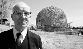 Buckminster Fuller, en primer plano. Al fondo, uno de sus domos geodésicos.