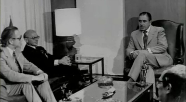 Fotografía de la entrevista entre el economista de la escuela de Chicago Milton Friedman (de negro, en el sillón de la izquierda) y el dictador Augusto Pinochet (en el sillón de la derecha), en Santiago de Chile en marzo de 1975.