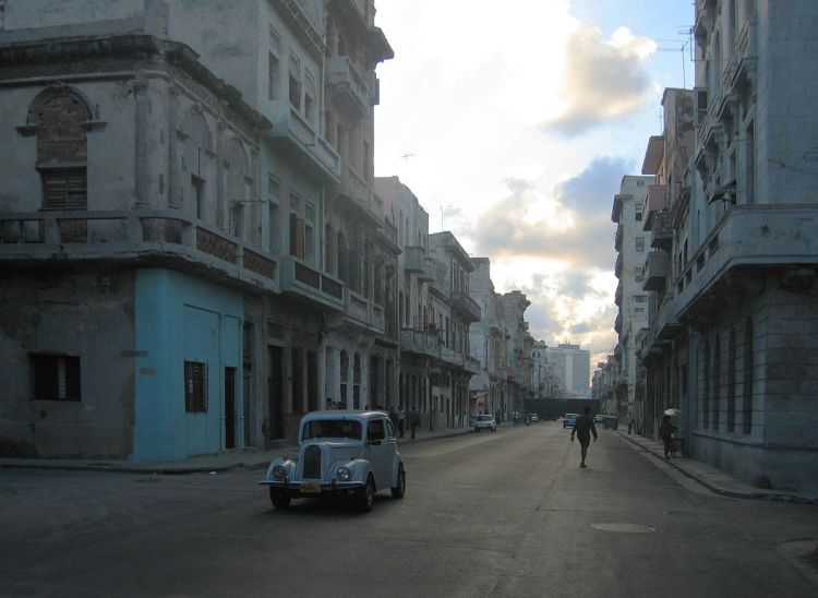 Ford Anglia circulando por una desolada calle de La Habana, Cuba. Fotografía tomada el 7 de agosto de 2006. Cuba es muy conocida por tener una flota de automóviles compuesta en su mayoría por vehículos antiquísimos, propios de los años cincuenta (