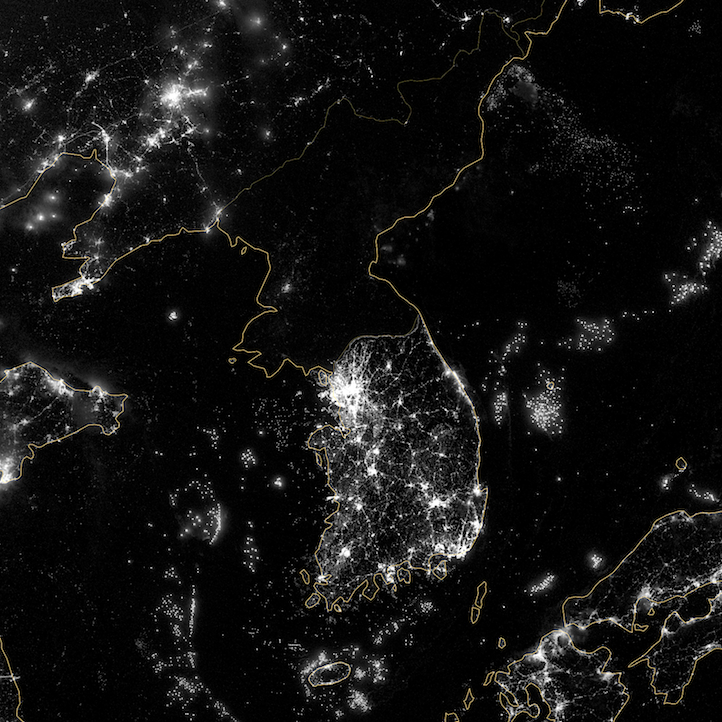Imagen nocturna de infrarrojos visibles de la península coreana tomada con el Visible Infrared Imaging Radiometer Suite, o VIIRS, instalado en el satélite finlandés Suomi NPP . 24 de septiembre de 2012. Nótese cómo Corea del Norte (