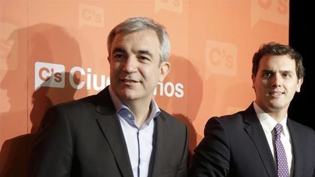 El economista Luis Garicano (izquierda) junto al líder del partido político Ciudadanos, Albert Rivera (derecha). Foto: eldiario.es Febrero de 2015.